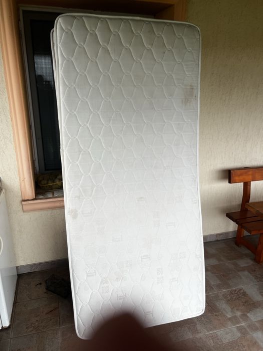Матраци 2 бр. Едностранни. С дунапрен над матрака