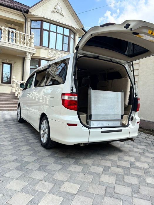 Toyota Alphard в идеальном состоянии.
