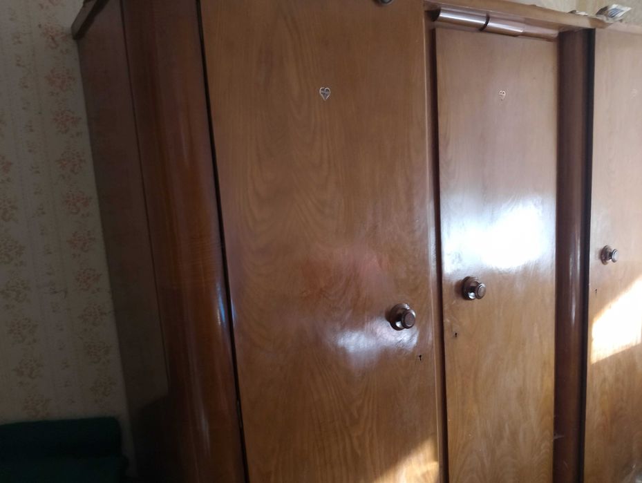 Голям трикрилен гардероб орех