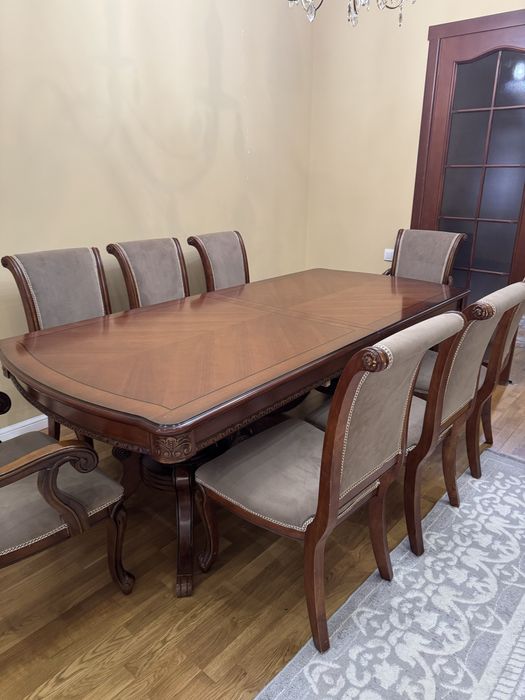 Стол со стульями в гостинную