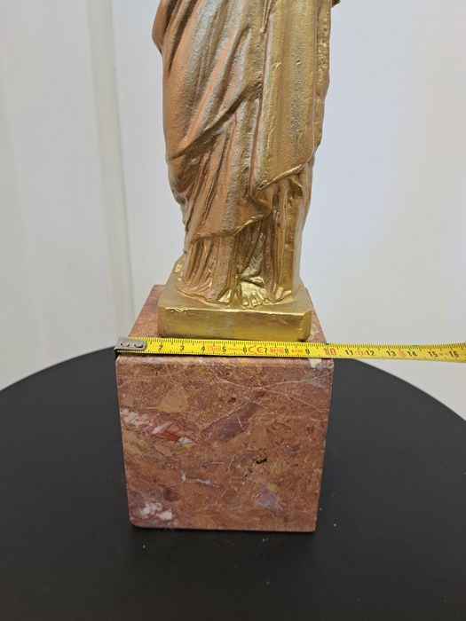 Satuia Libertatii, bronz cu marmura, 800 lei