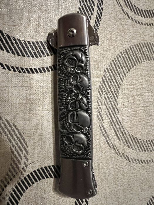 Сгъваем нож с черепи