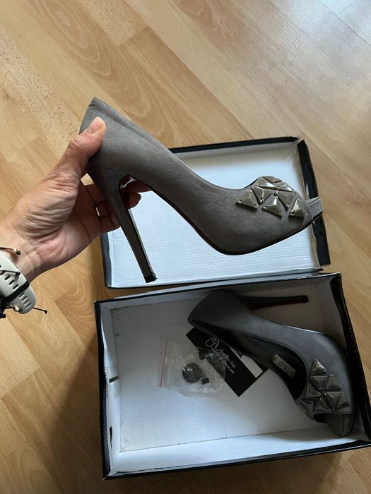 НОВИ Обувки на висок ток