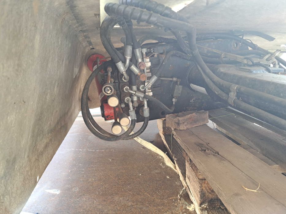 Iveco basculabil 2010, 6 tr, 3.5 to, perne aer, arc lamelar opt macara