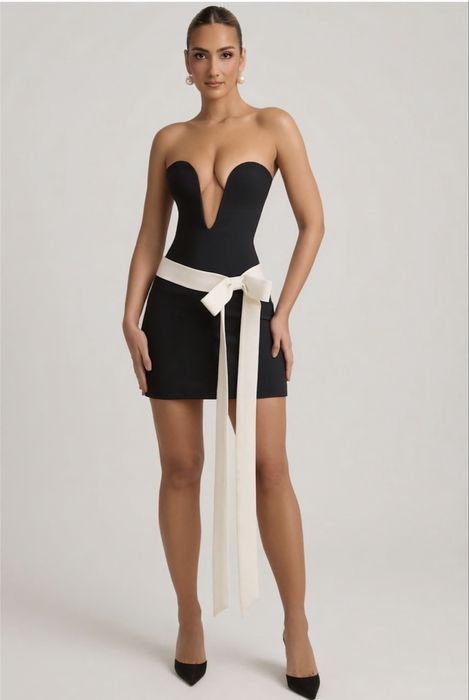 НОВА елегантна черна рокля с етикет OhPolly M размер