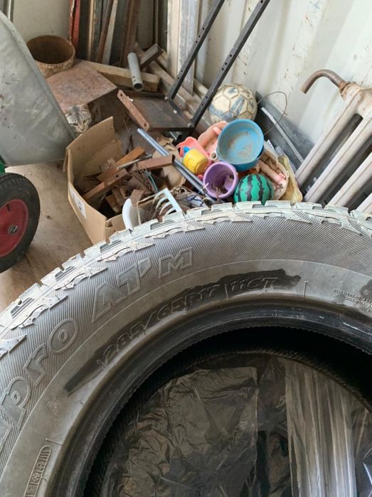 Продам комплект резины на Ленд Крузер 200