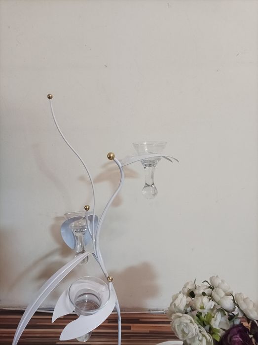 Свещник с ваза и цветя