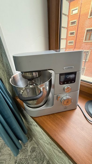 Мощный, крепкий Миксер - кухонная машина Kenwood