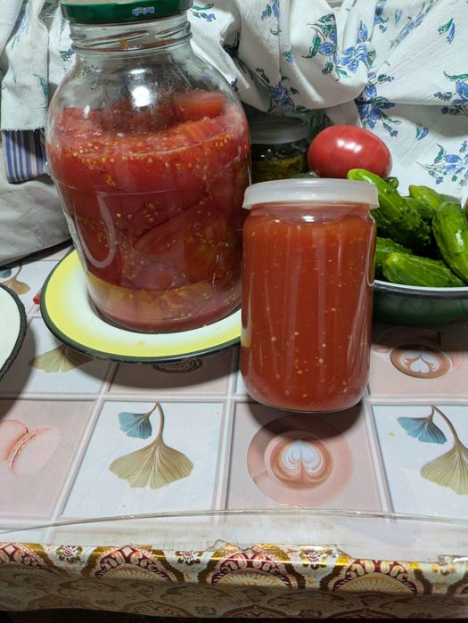 Маринады, варенье. Холодильник  продан.