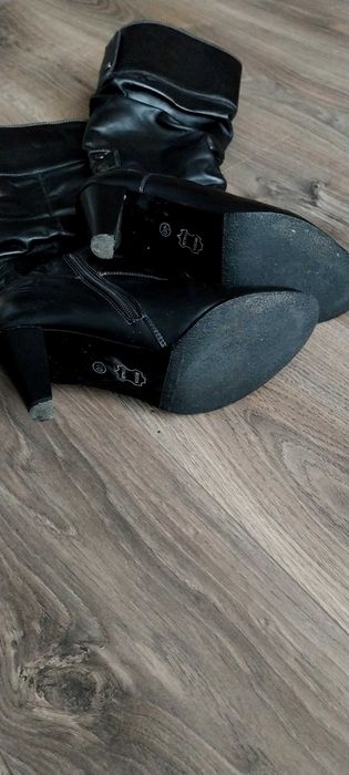 Cizme de iarnă cu toc din piele .