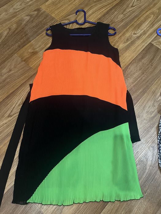 Продам вещи  платья , пальто