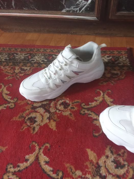 Продаю кроссовки