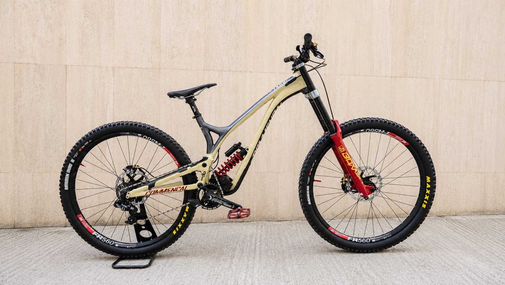 Commencal Supreme DH 29 Team, състезателен DH, BoXXer WC, Saint