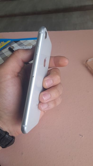 Iphone 8. 64 xotira.