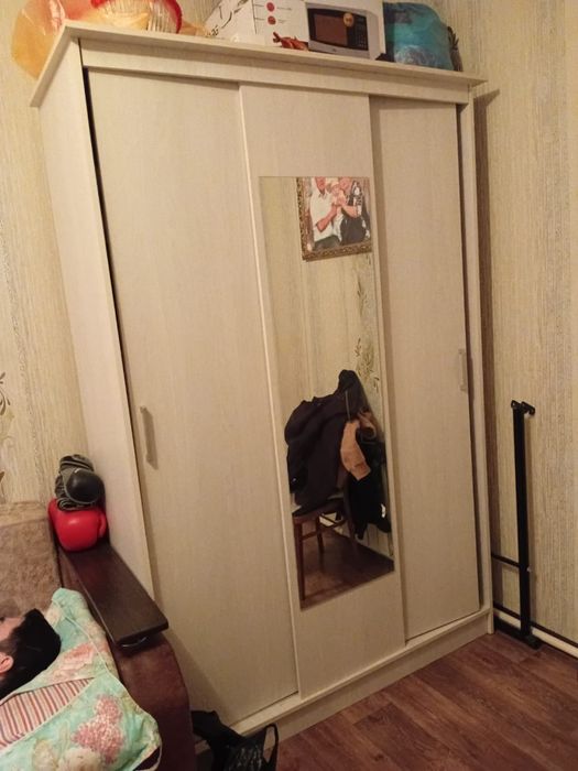 Продам шкаф спальный
