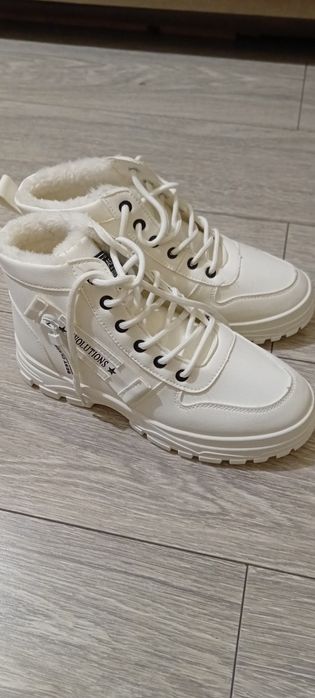 Pantofi sport cu blaniță.