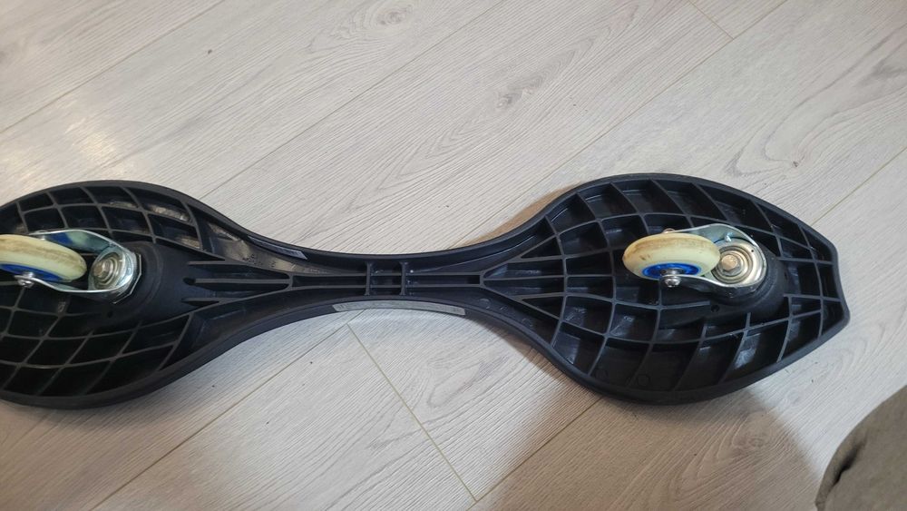 Waveboard : skateboard cu 2 roti.