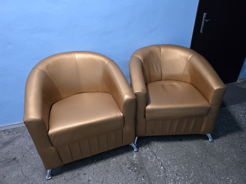 Продам 2 кресла кожзам