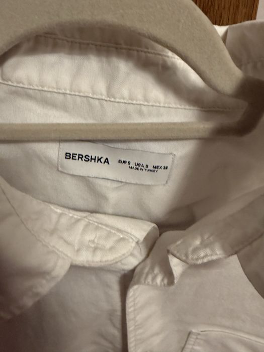 Бяла риза на BERSHKA размер S