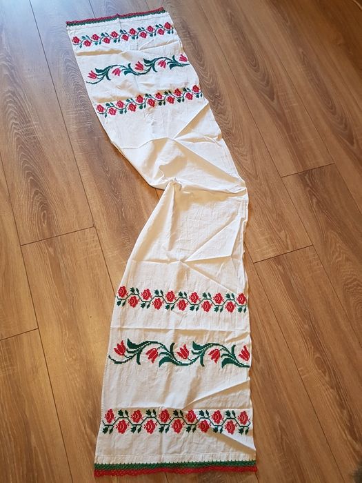 Ștergere țărănești vechi cusute pe pînză de casa.