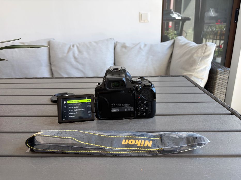 Camera foto Nikon Coolpix P1000, 2 baterii EN-EL20a originale, incarcator Patona pentru baterii, card sd Sandisk extreme plus 64gb