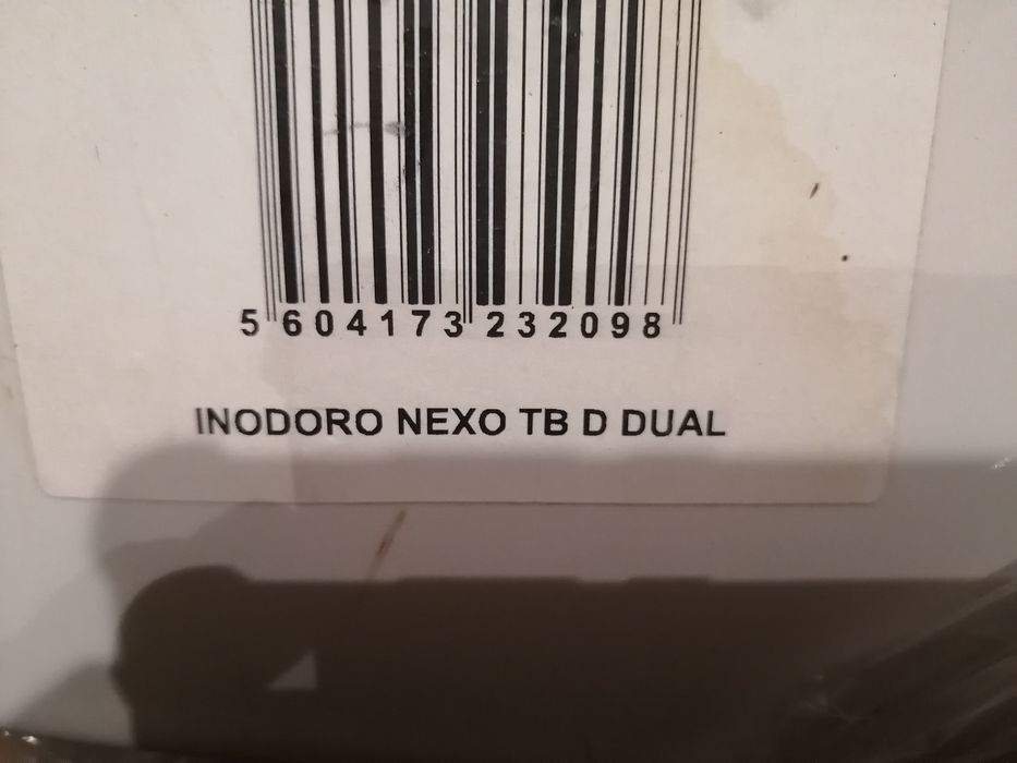 Чисто нова тоалетна чиния Рока