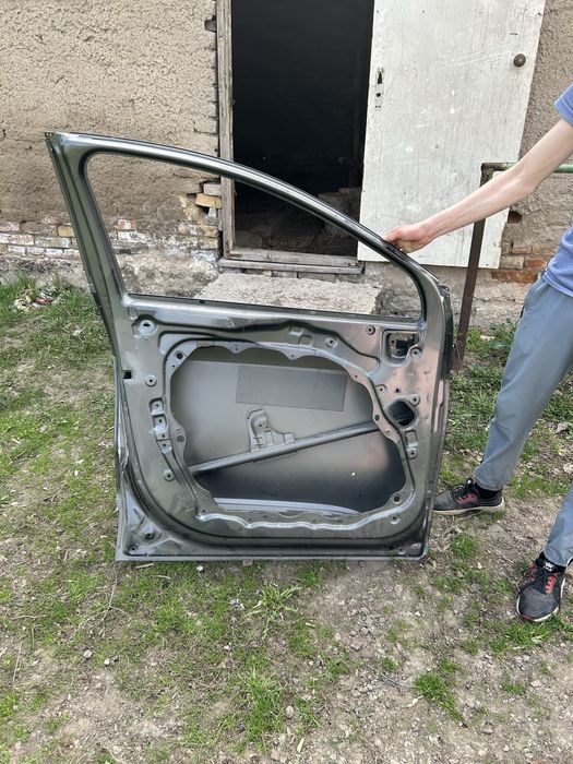 Продаётся двер от машины в хорошем состаяни