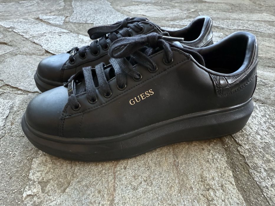 Черни обувки Guess