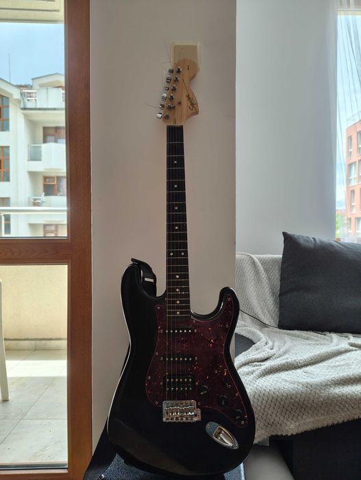 Електрическа китара Squier Affinity Stratocaster HSS + Усилвател и калъф