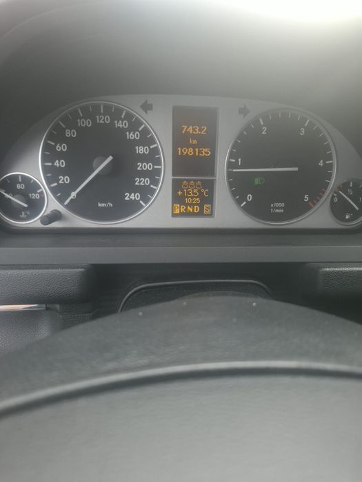 Автомобил мерцедес в 200