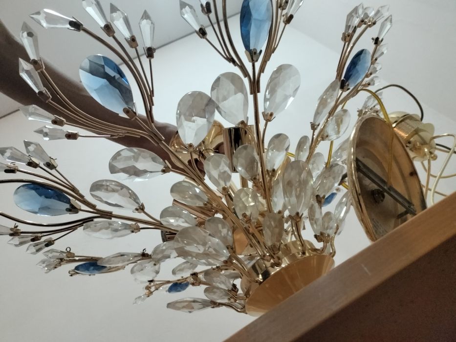 Продам люстри и шкафы