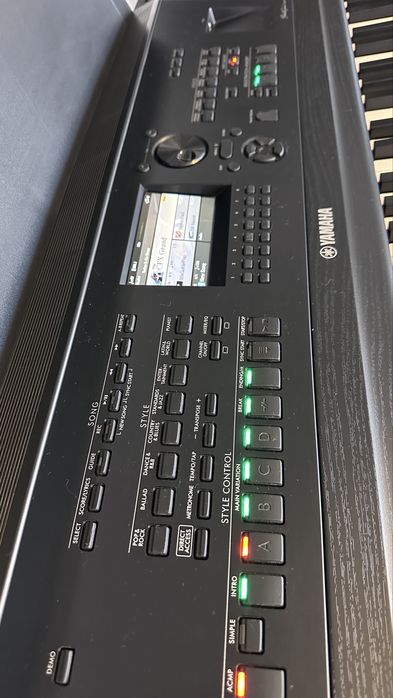 Vând pianina Yamaha DGX - 670B