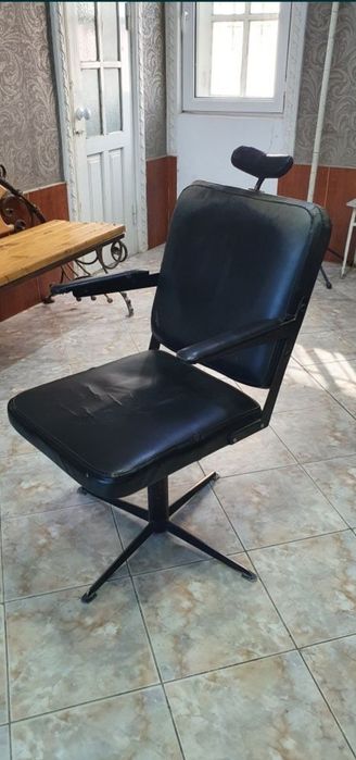 Продаётся  зеркало ,  со стеклянной  подставкой и тумбочкой и кресло