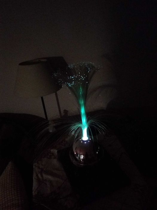 Ефектна настолна лампа