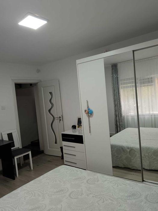 vand apartament 4 camere zona centru Resita