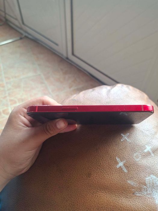 iPhone 13 червен