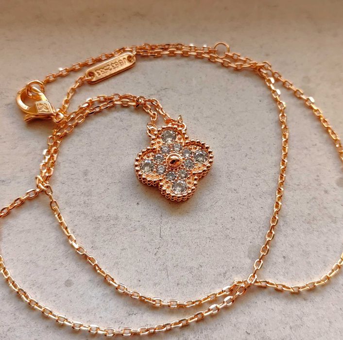 Дамско колие с детелина в розово злато на Van Cleef & Arpels VCA