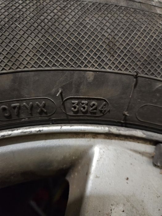 Продавам алуминиеви джанти с гуми205 /60/16