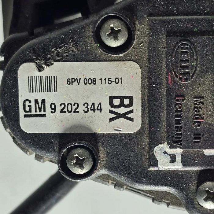 Pedala acceleratie transmisie automata Opel Zafira B Facelift 1.9 CDTI