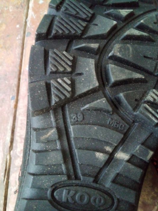 Продам зимние ботинки 39 размер