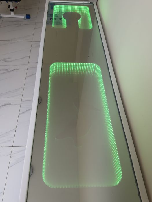 Кватовый стол массажный