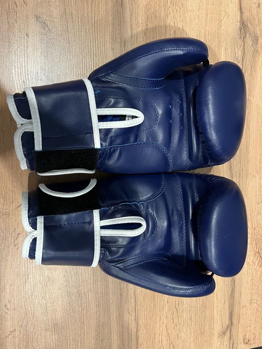 Шлем и перчатки для бокса