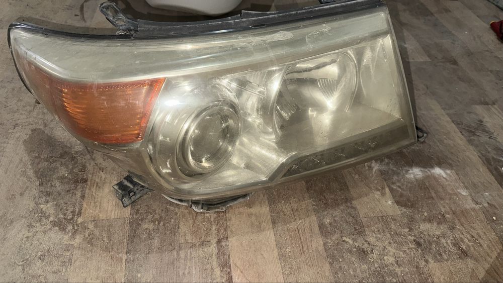 Фары LC200 правая