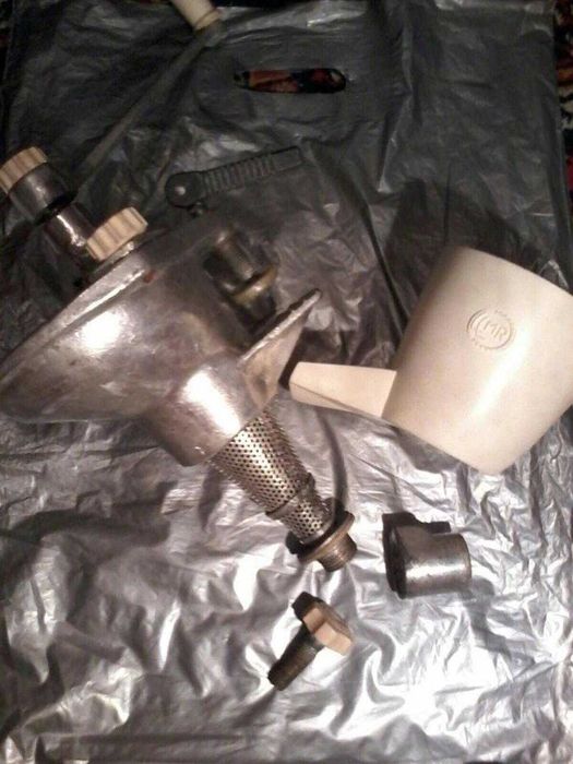 Чугунная соковыжималка СБ-4 . завод *Лиепайсельмаш* СССР  1984 г.