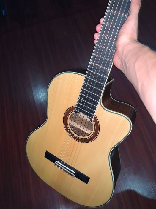 Classic gitara sotiladi