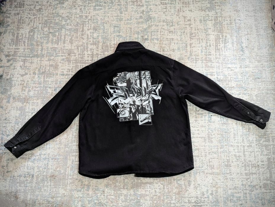 Черная джинсовая рубашка с аниме-принтом