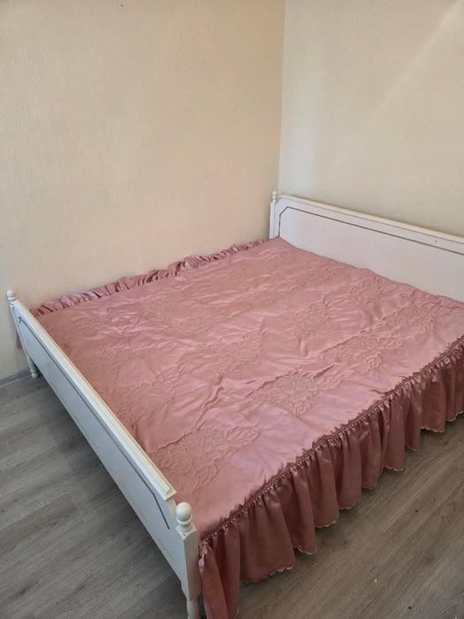 Дървена бяла спалня