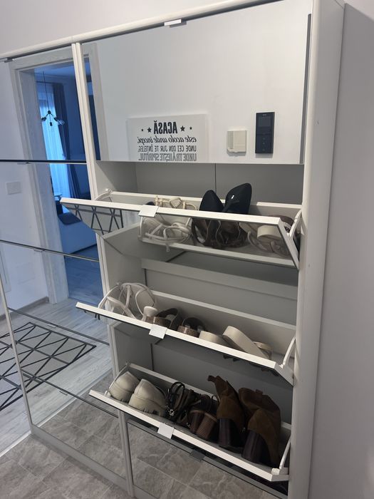 Pantofar alb cu 5 usi cu oglinzi Mobexpert