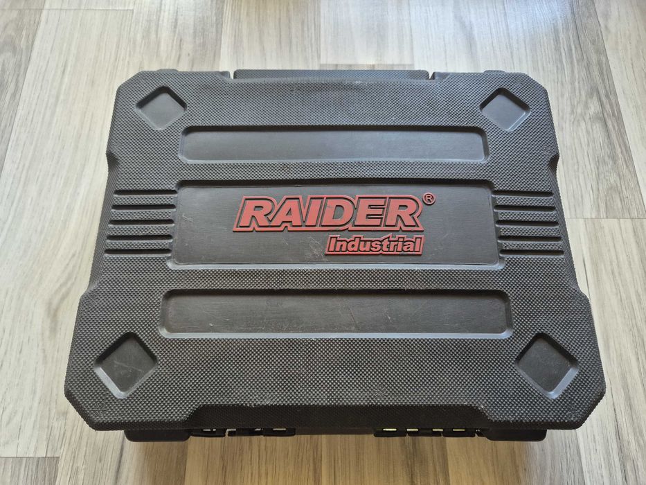 Акумулаторен ударен гайковерт Raider Industrial RDI-IBW01 400Nm