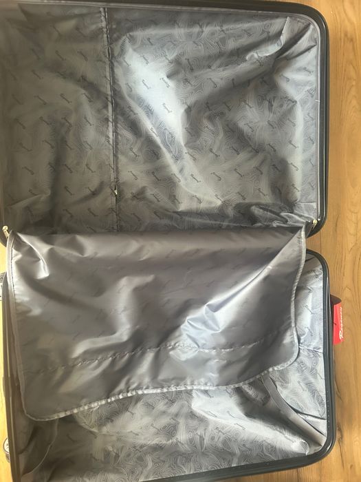 чисто нов твърд куфар 28”